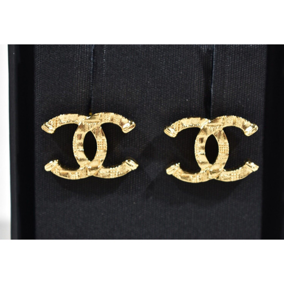 Chanel 23A Gold Hammered Interlocking CC Logo Classic Statement Stud Earrings - Picture 7 of 12
